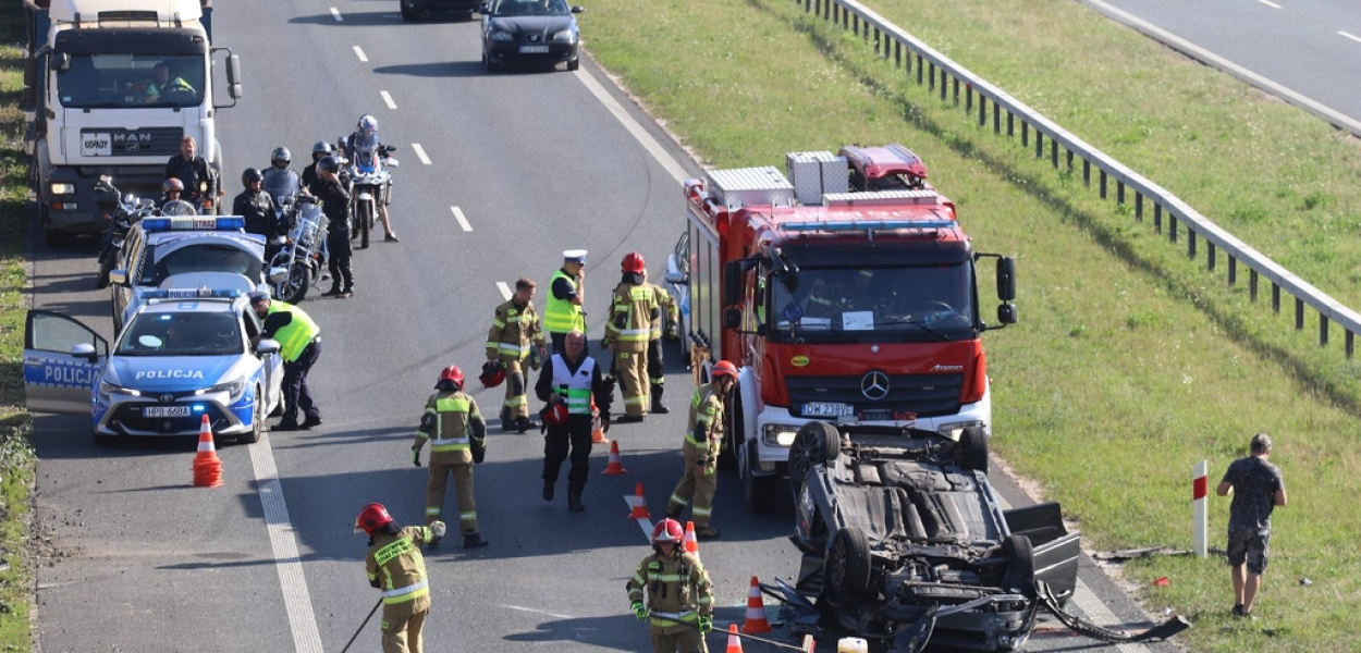 Dachowanie na trasie S3. Są utrudnienia w ruchu