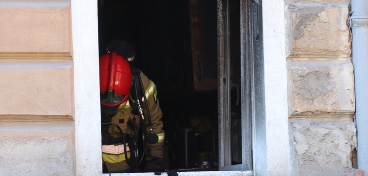 Strażacy gasili pożar mieszkania przy Kominka