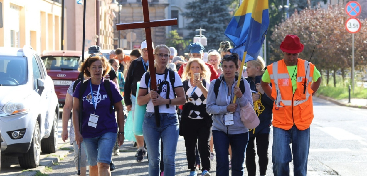 Wierni wyruszyli pieszo do Krzeszowa