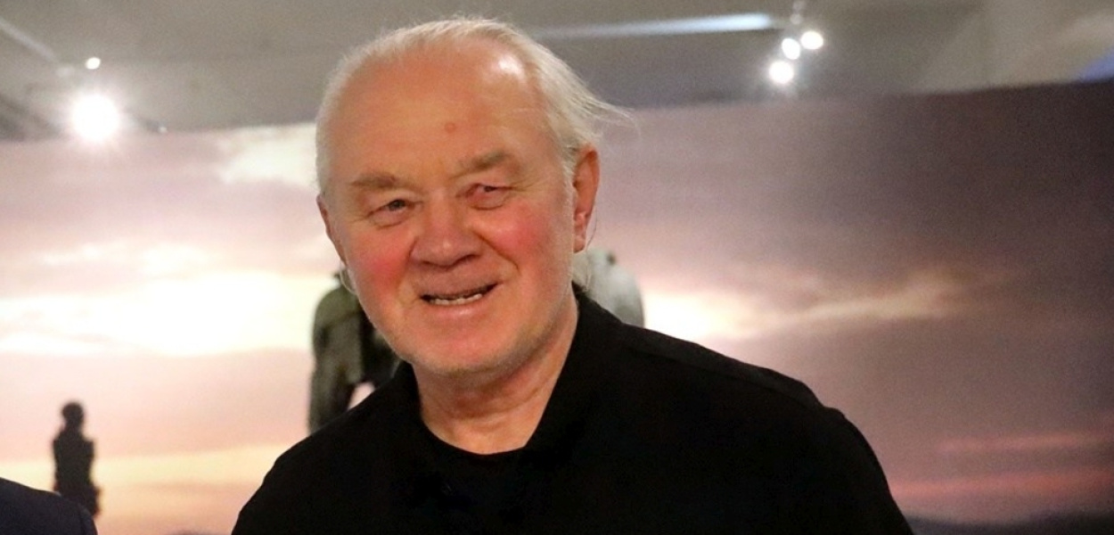 Skromny człowiek o wielkiej władzy w dłoniach