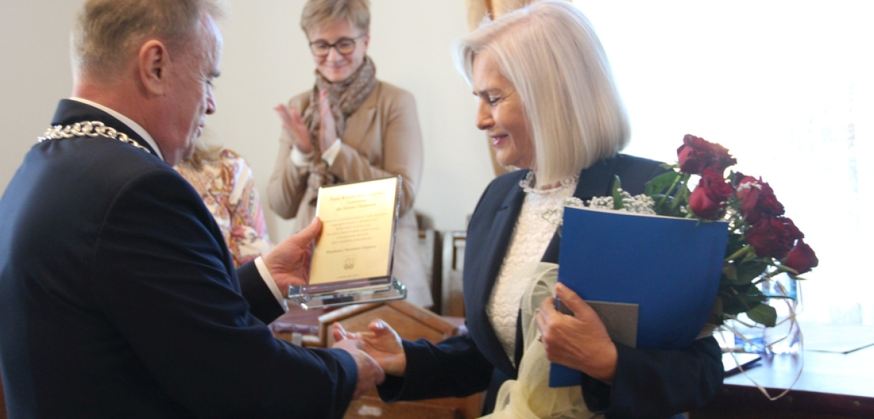 Krystyna Czapska z tytułem Zasłużona dla miasta Chojnowa