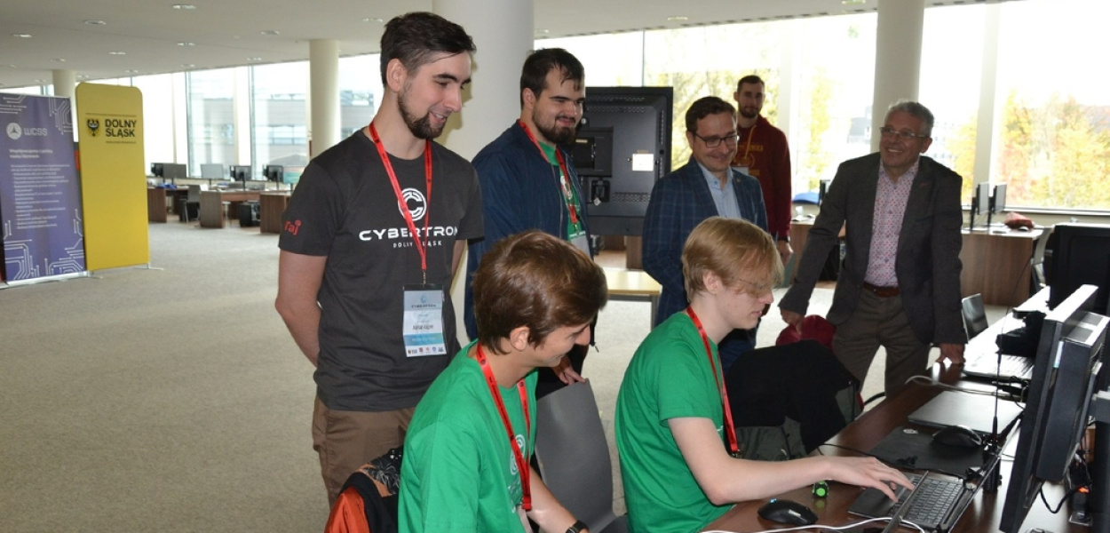 Uczniowie Technikum Akademickiego walczą w międzynarodowym Cybetronie