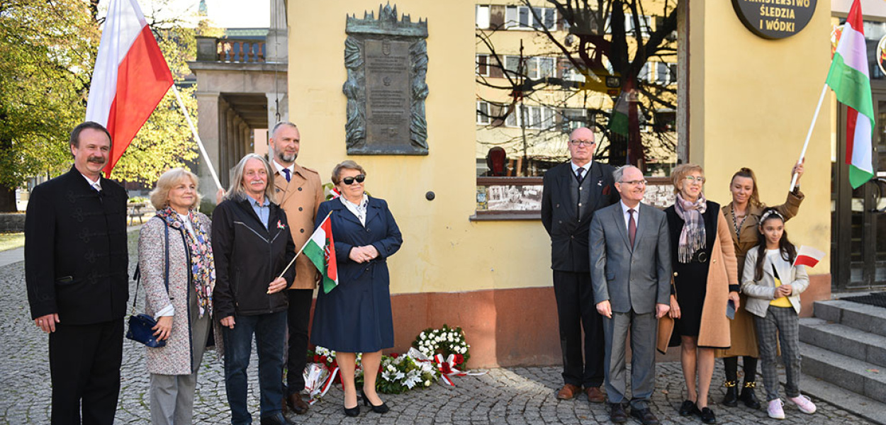 Kwiaty pod tablicą przyjaźni polsko-węgierskiej