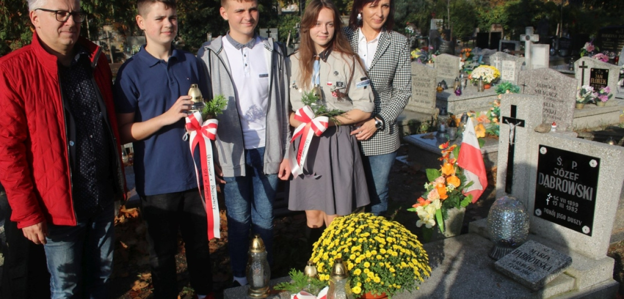 Płoną znicze na grobach powstańców wielkopolskich