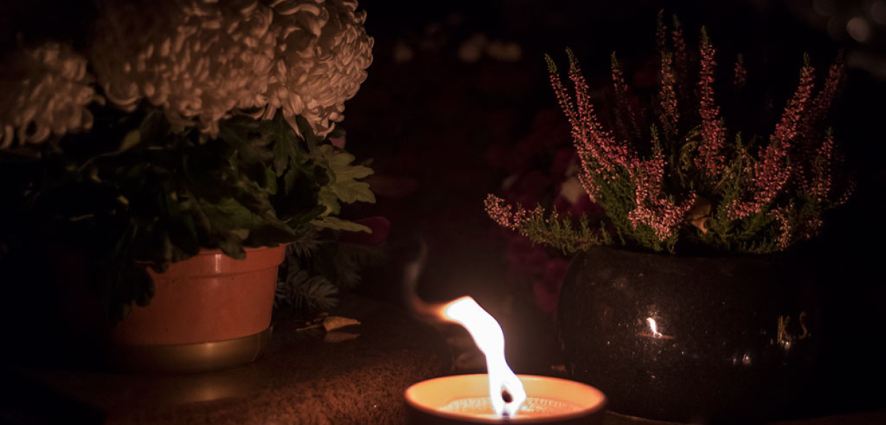 Tysiące zniczy płoną na legnickim cmentarzu