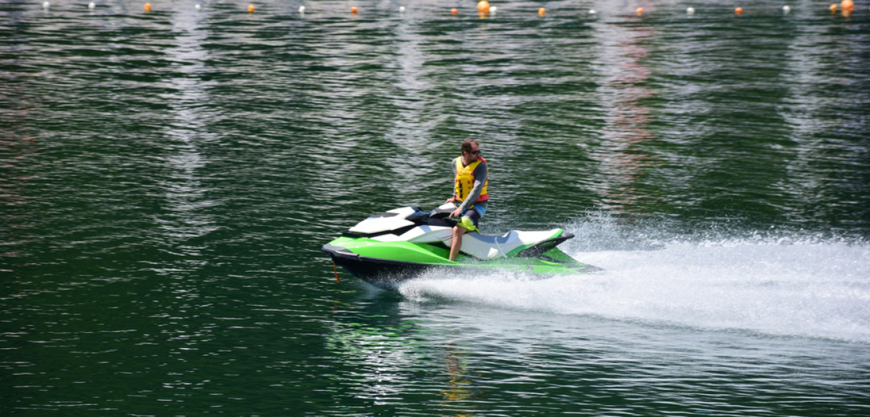 Czy na skuter wodny trzeba mieć uprawnienia?