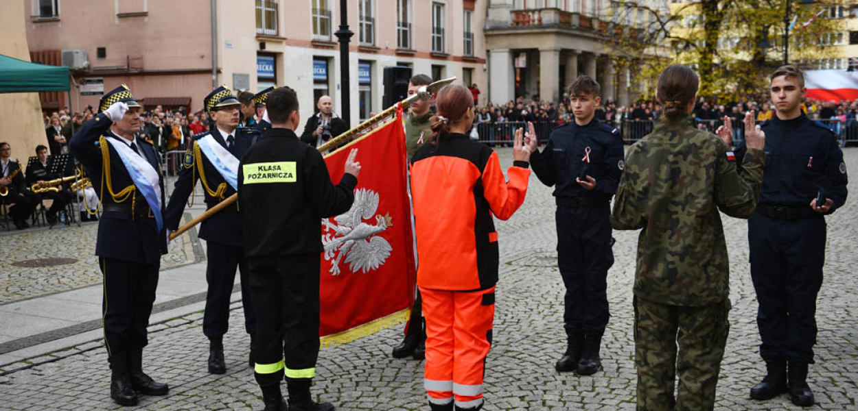 Na sztandar ślubowali strzec godności i honoru munduru