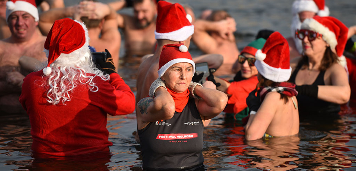 Zimna woda im nie straszna, czyli mikołajkowe morsowanie