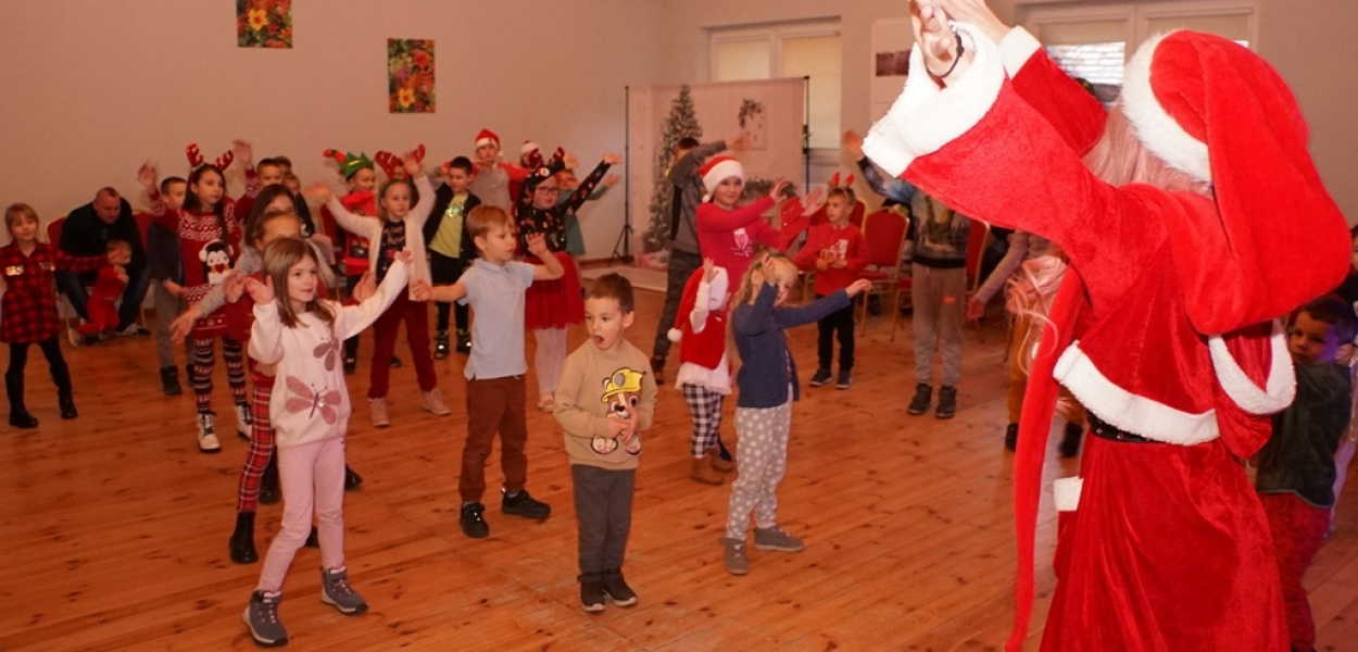 Mikołaj krąży po gminie Kunice i rozdaje prezenty