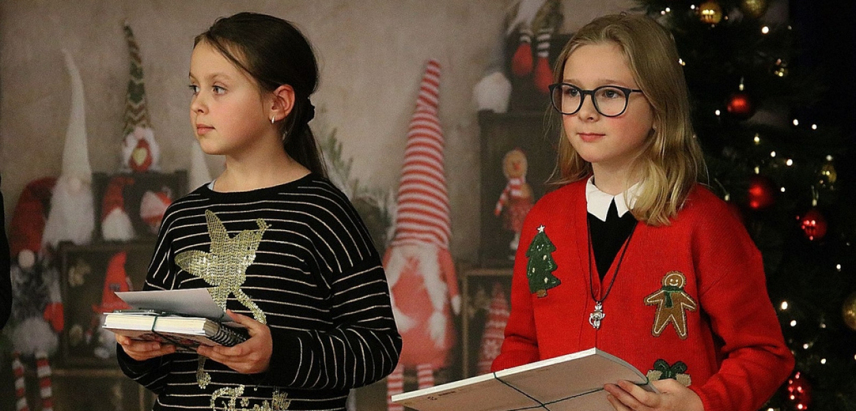 Przedświąteczny wernisaż okraszony popisami małych artystów