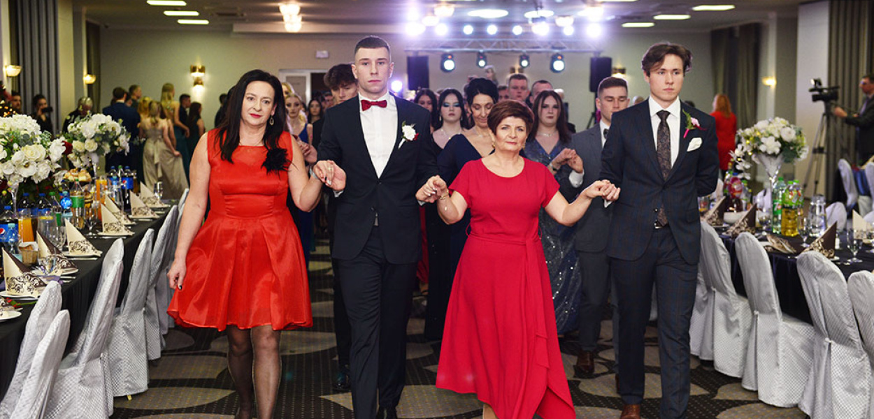 „Niech żyje bal”. Studniówka VII LO