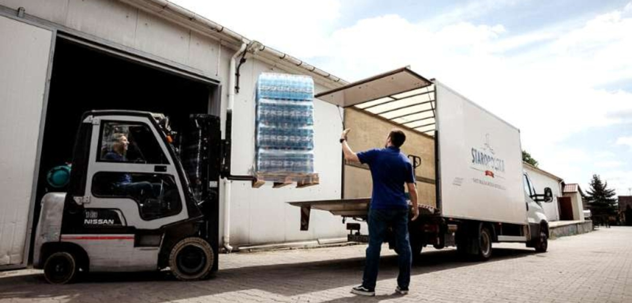 Woda na palecie - oferta hurtowa dla biznesu z bezpłatną dostawą