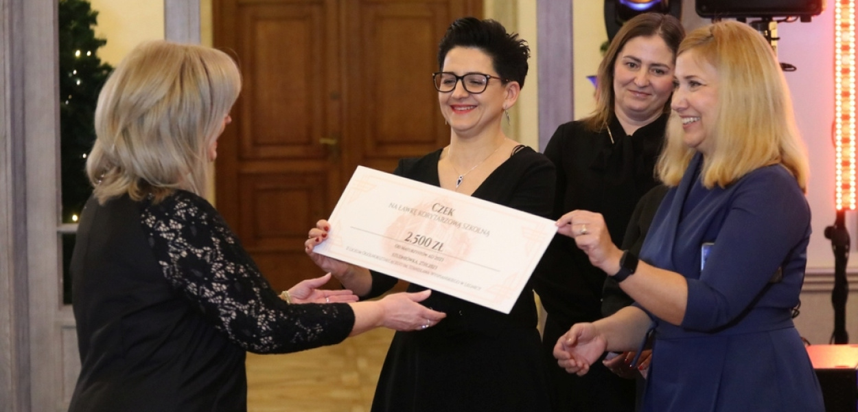 Dzisiaj zabawa, za sto dni matura. Studniówka II LO