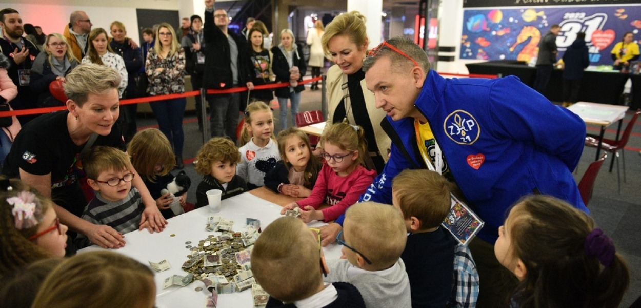 WOŚP: W Galerii Piastów głośno gra Orkiestra Owsiaka