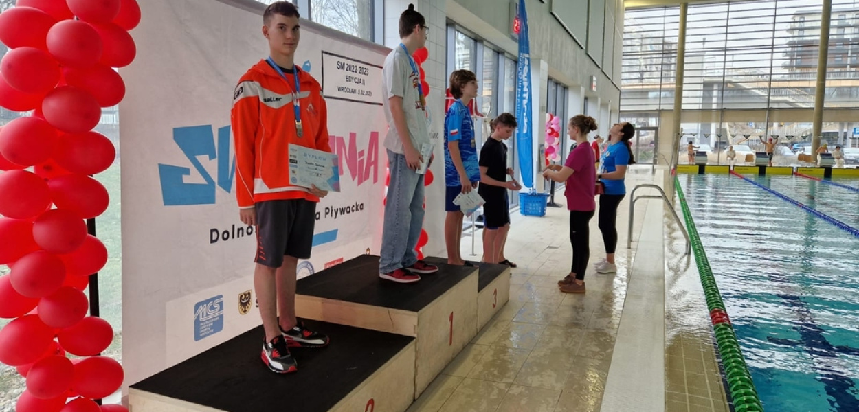 Pływacy UKS Delfinek z sukcesami podczas SwimMania