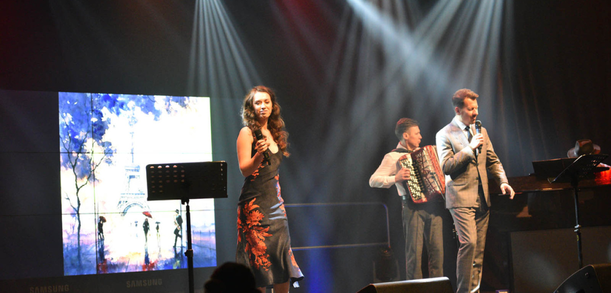"Sous le ciel de Paris”. Sala Maneżowa pełna francuskiej piosenki