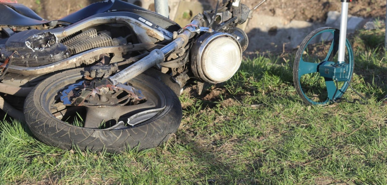 Wyprzedzając na skrzyżowaniu zderzył się z samochodem