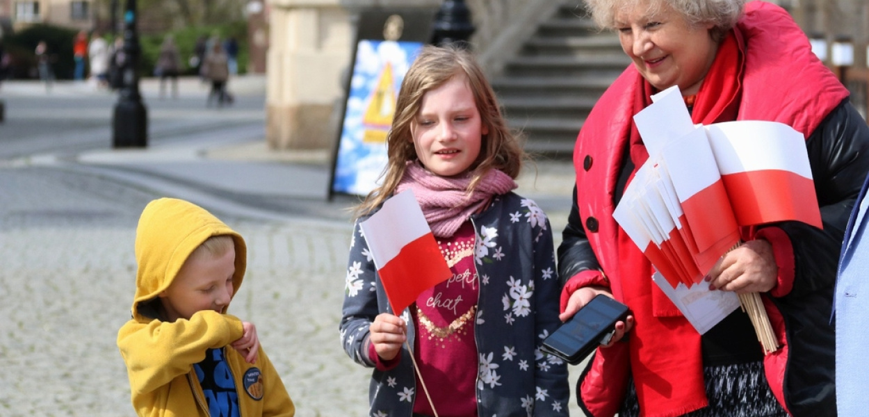  Parlamentarzystki Prawa i Sprawiedliwości rozdawały flagi i krytykowały…