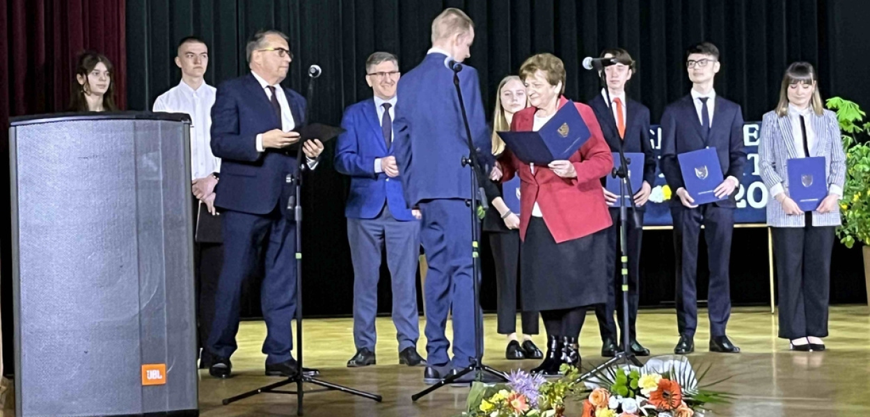  Absolwenci Powiatowego Zespołu Szkół w Chojnowie zakończyli rok szkolny…
