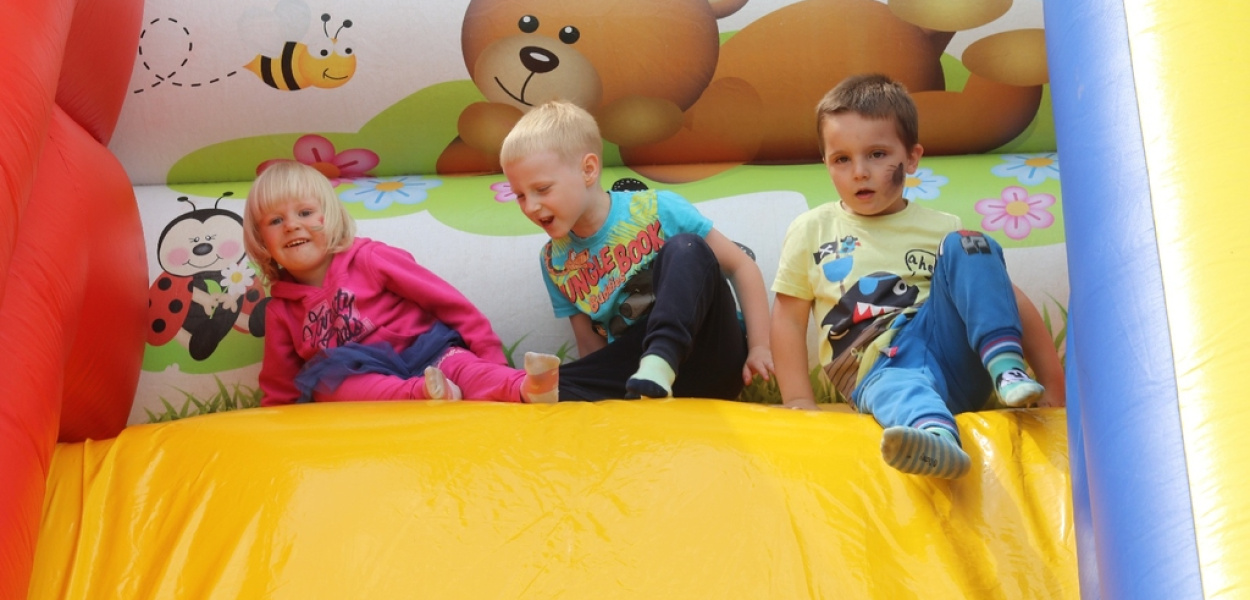 Kochlice znów rozbrzmiewały dziecięcym gwarem i śmiechem