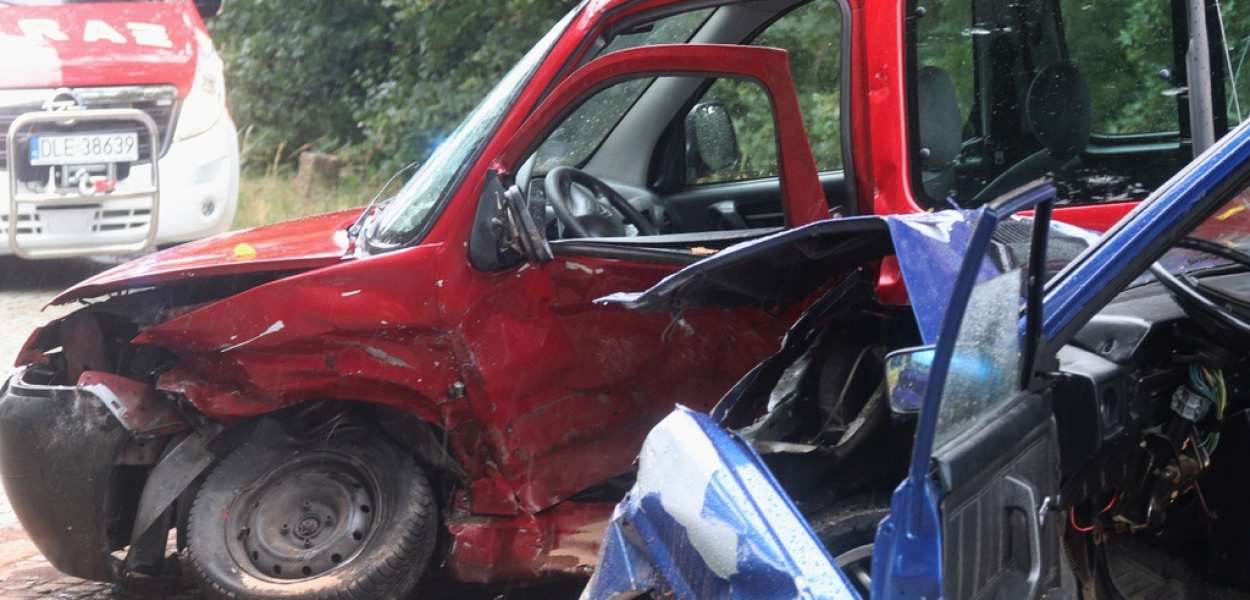 Zderzenie dwóch samochodów. Kierowcy ranni w szpitalu