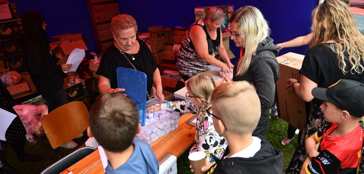 Deszcz im nie straszny, kiedy się razem bawią