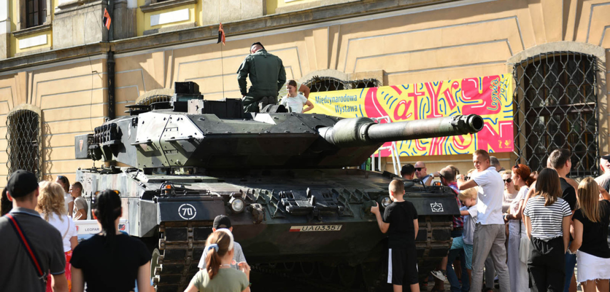 Sprzęt bojowy na pikniku militarnym w centrum