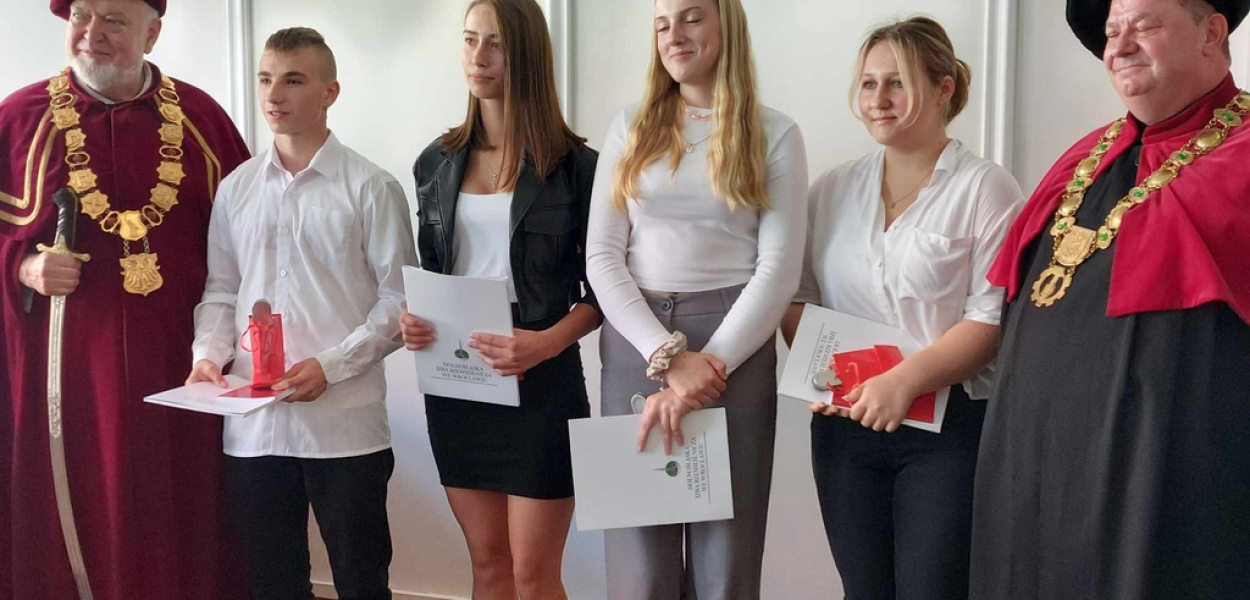 Kolejni młodzi rzemieślnicy pasowani na czeladników