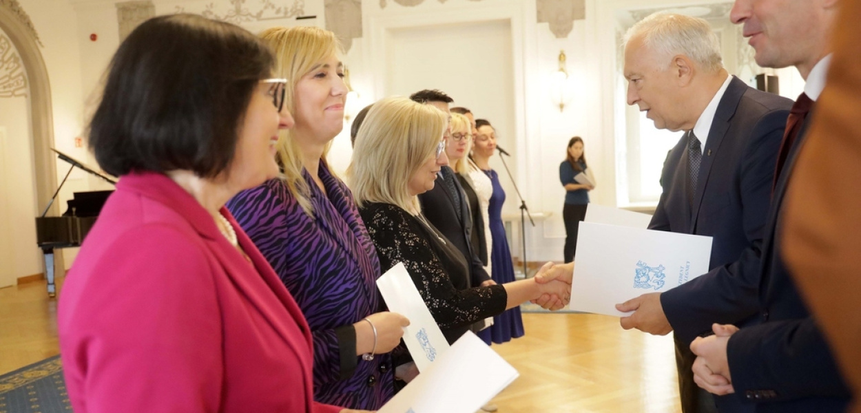  Prezydent nagrodził wyróżniających się nauczycieli i dyrektorów…