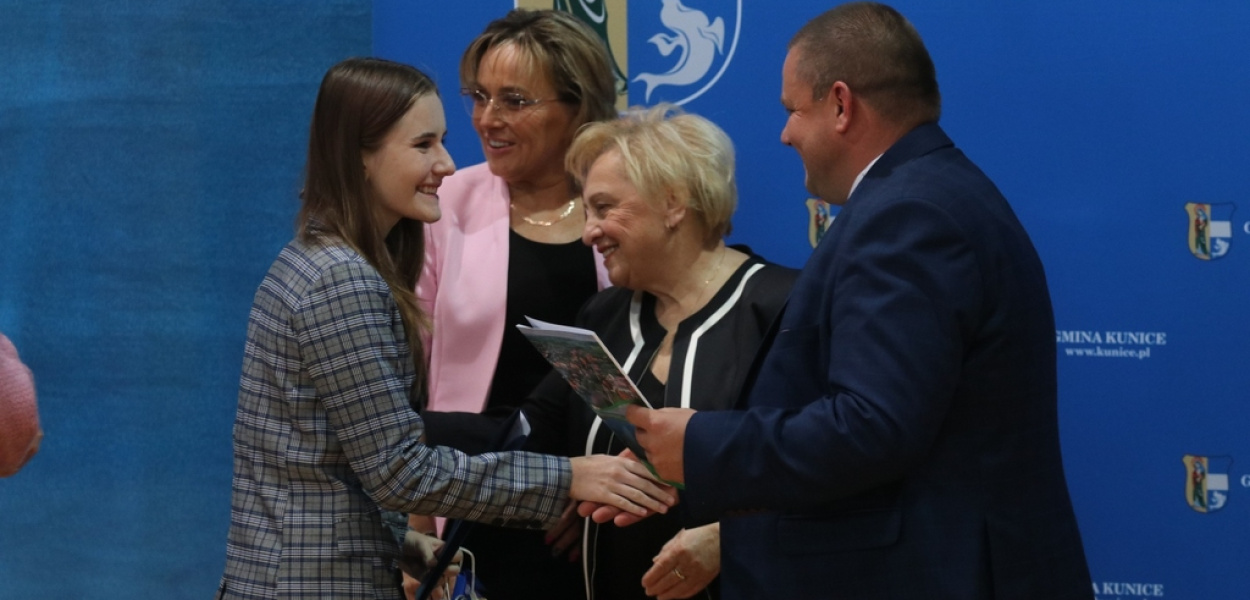 Najlepsi z najlepszych otrzymali stypendia Wójta Gminy Kunice