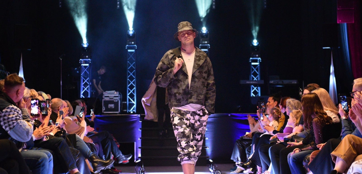 Paweł wrócił na wybieg w gronie przyjaciół 