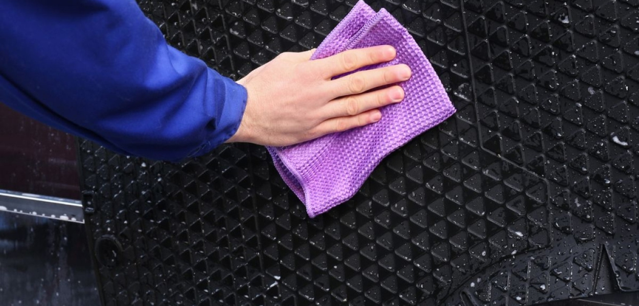 Jak dbać o wnętrze samochodu: Kluczowe kroki i rola gumowych dywaników