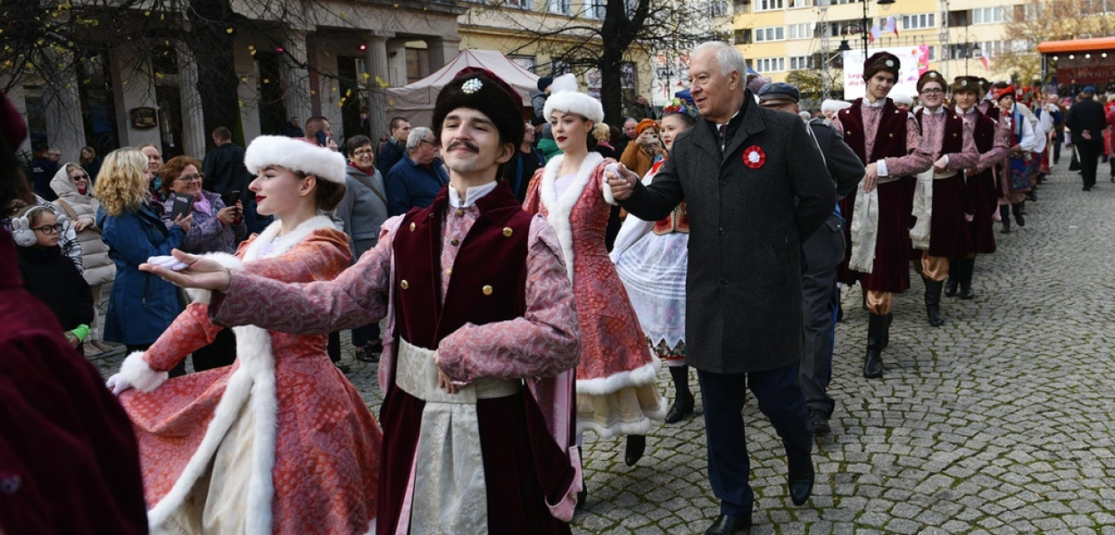 Biało – czerwone barwy były dziś symbolem jedności