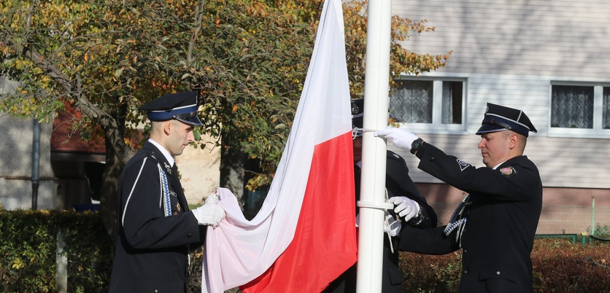 Załopotała biało - czerwona nad gminą Kunice