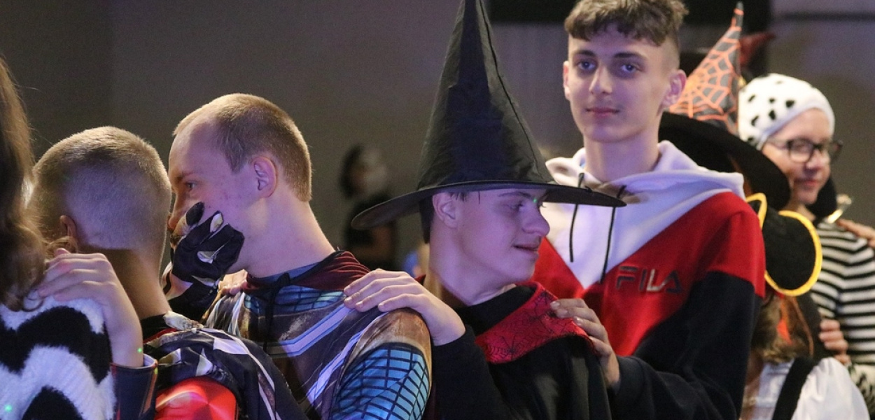 Andrzejkowe tańce, hulanki i swawole podopiecznych „Otwórz Serce”