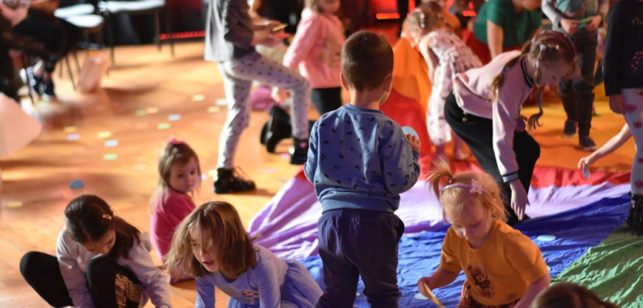 Emcekowskie zabawy z ukochanym pluszakiem