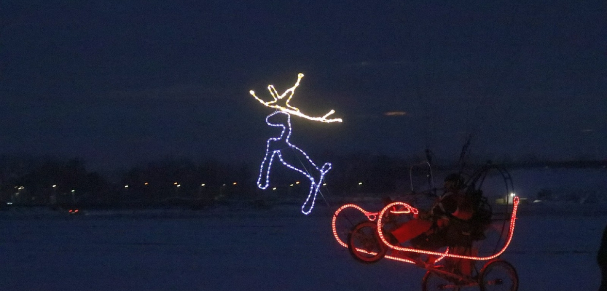 Mikołaj latał nad miastem i zbierał listy z parapetów