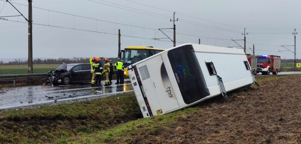 Zderzenie osobówki z autobusem przewożącym dzieci