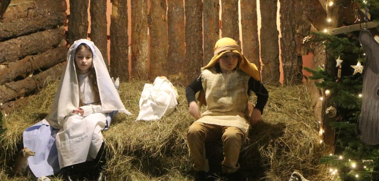 „Aniołki Romana” i ich Jasełka w kościele na Piekarach
