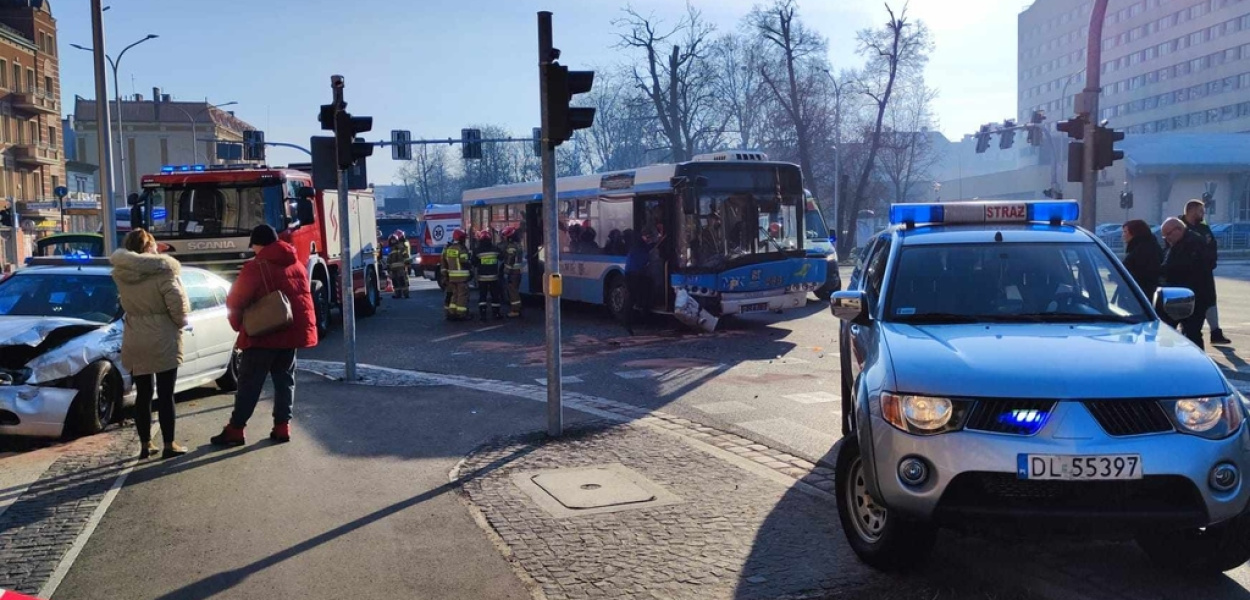 Zderzenie osobówki z autobusem. Są poszkodowani