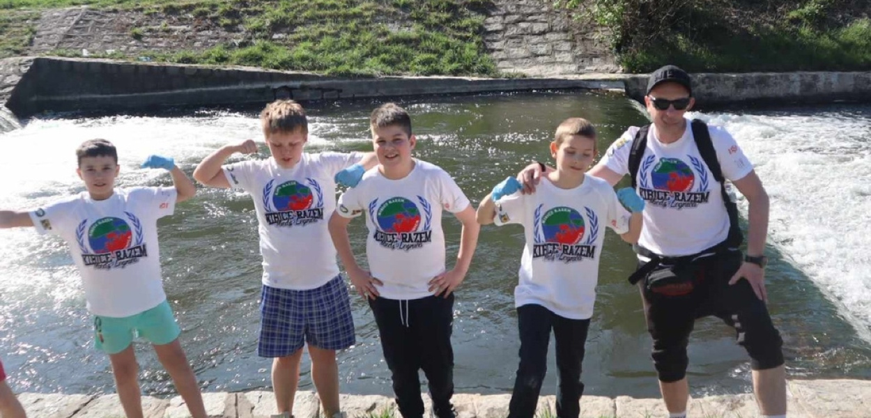 Młodzi kibice Miedzianki sprzątali brzeg Kaczawy