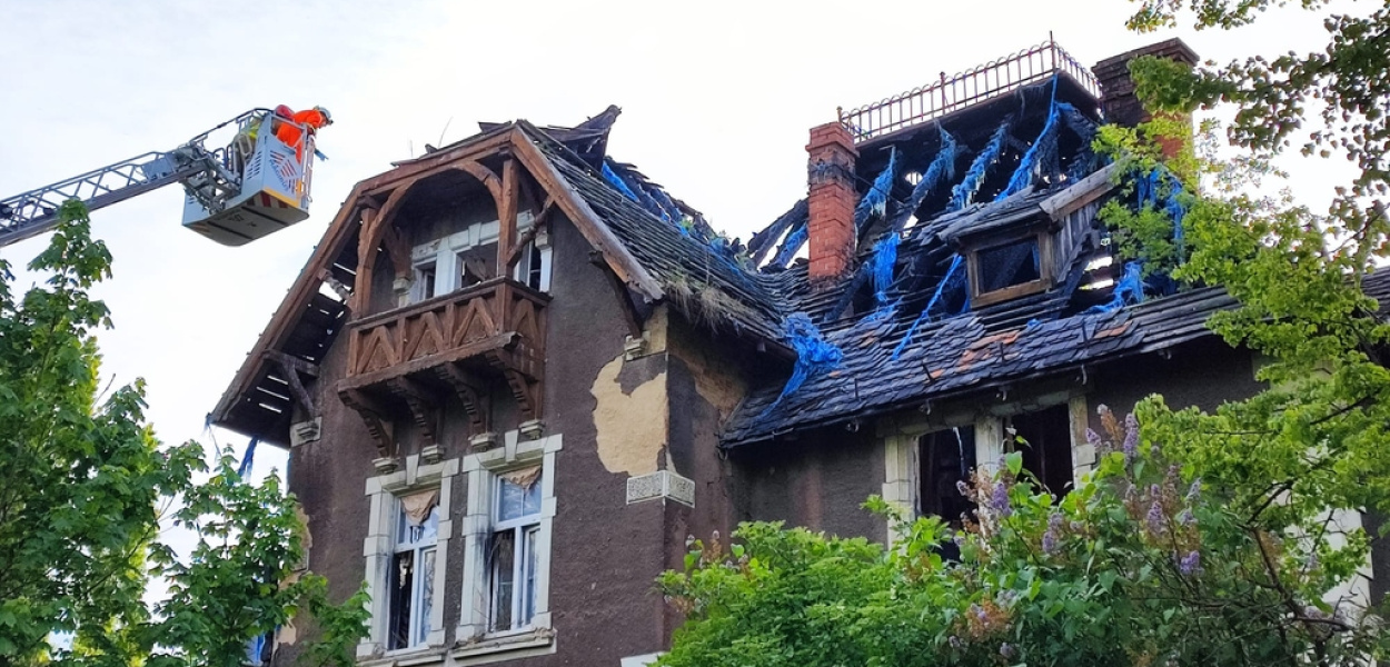 (Aktualizacja) Runął strop w pustostanie. Wewnątrz nie znaleziono nikogo