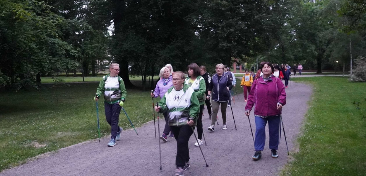 Integracyjne zajęcia Nordic Walking z iluminacją w tle