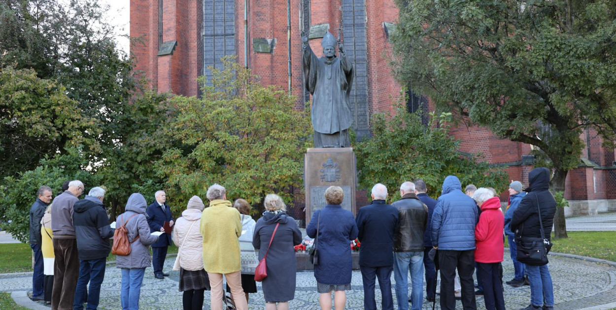 Hołd legniczan dla św. Jana Pawła II (Wojciech Obremski)