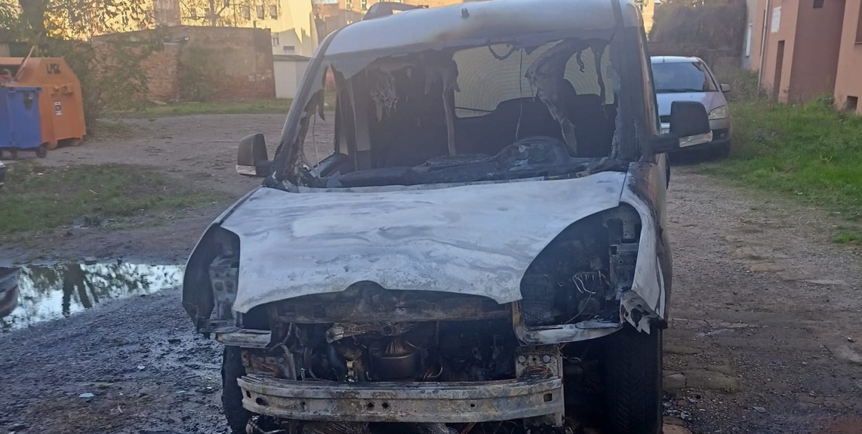 Samochód spłonął na podwórku. Trwa śledztwo w tej sprawie