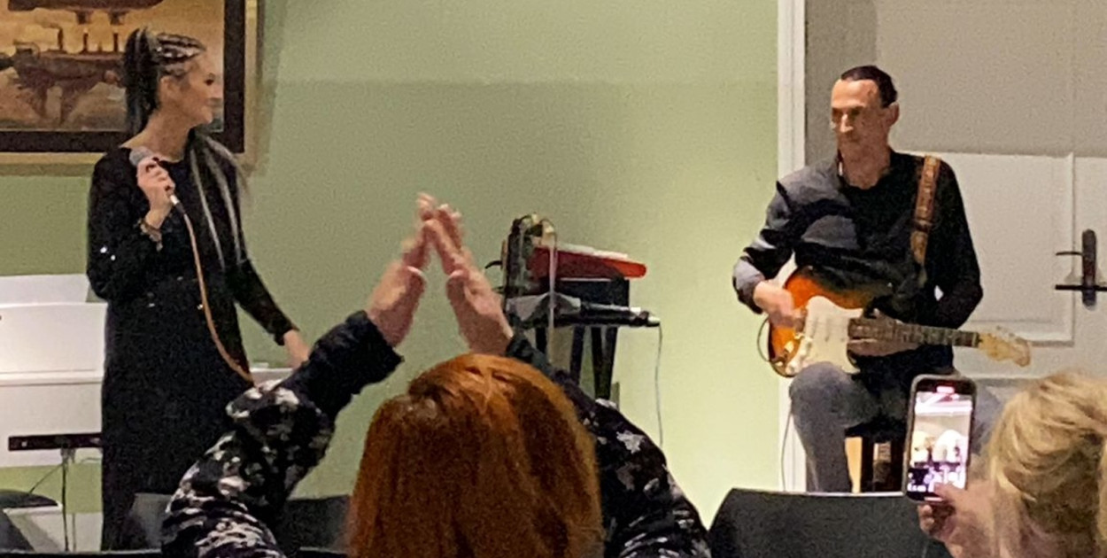 Wzruszający Zaduszkowy koncert w kawiarni Perspektywa w Centrum Witelona