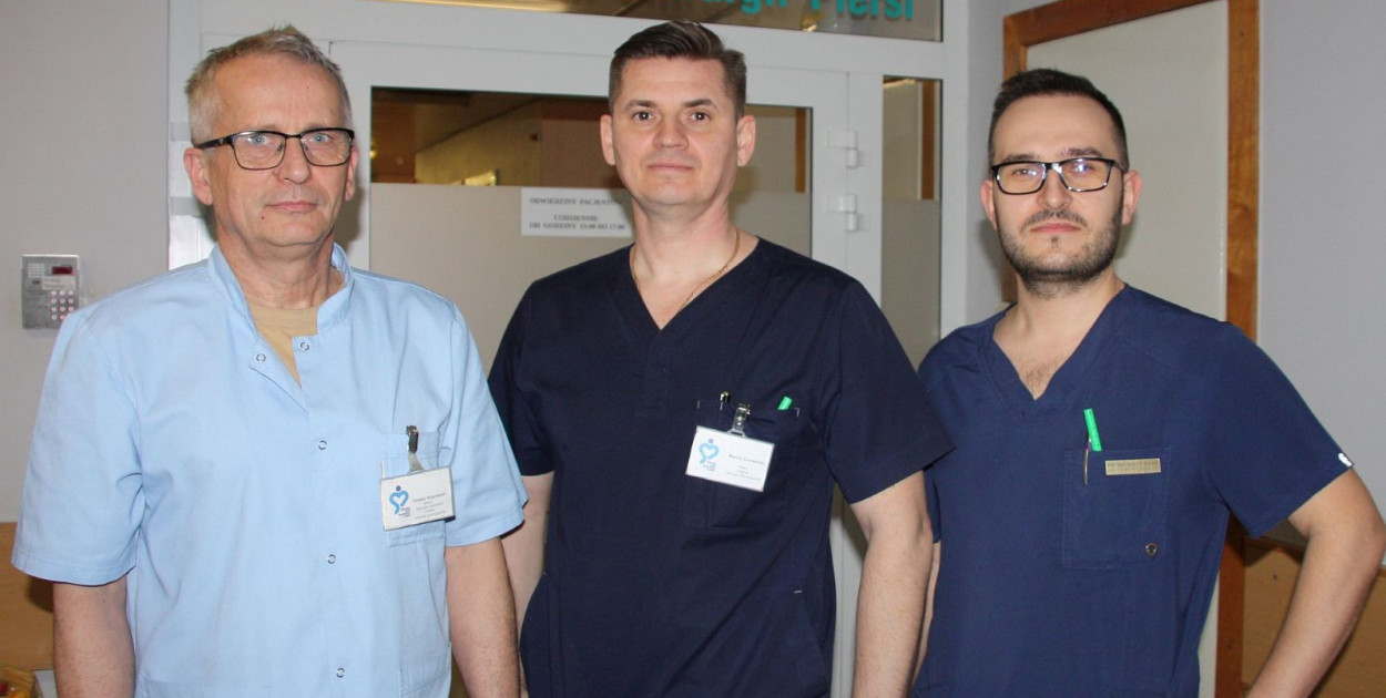 Dr. n. med. Tomasz Bojarowski, Marcin Czerwiński i Bartłomiej Pałka (mat. prasowe)