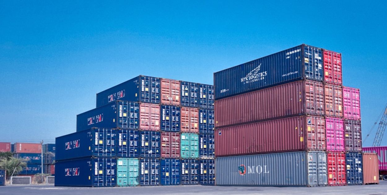 Kontener morski i magazynowy - różnice, zastosowania i korzyści