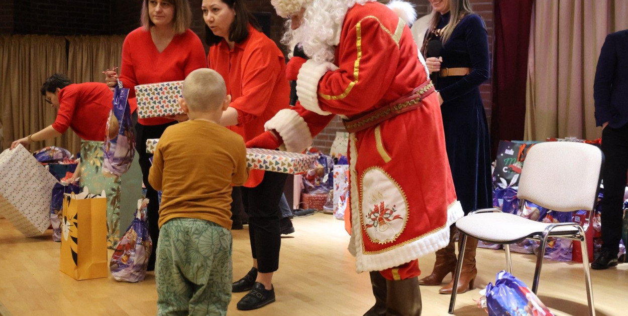 Mikołaj odwiedził dzieci z pieczy zastępczej powiatu legnickiego (Wojciech Obremski lca.pl)