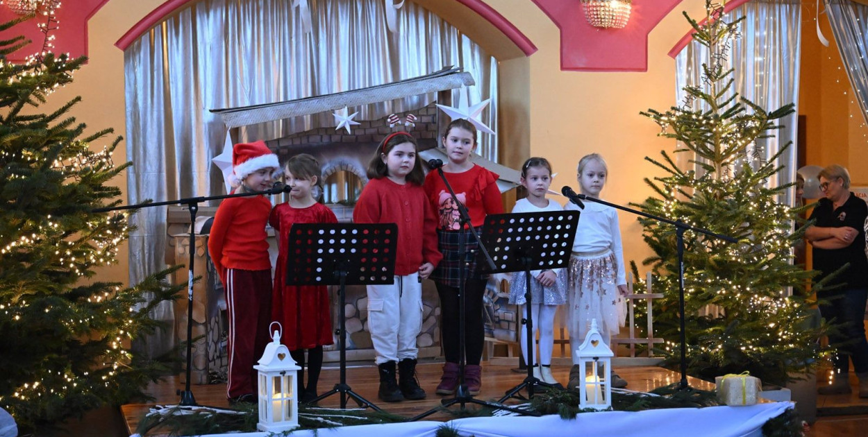 Rodzinna atmosfera i wspólne kolędowanie na jarmarku w Legnickim Polu (Piotr Florek lca.pl)